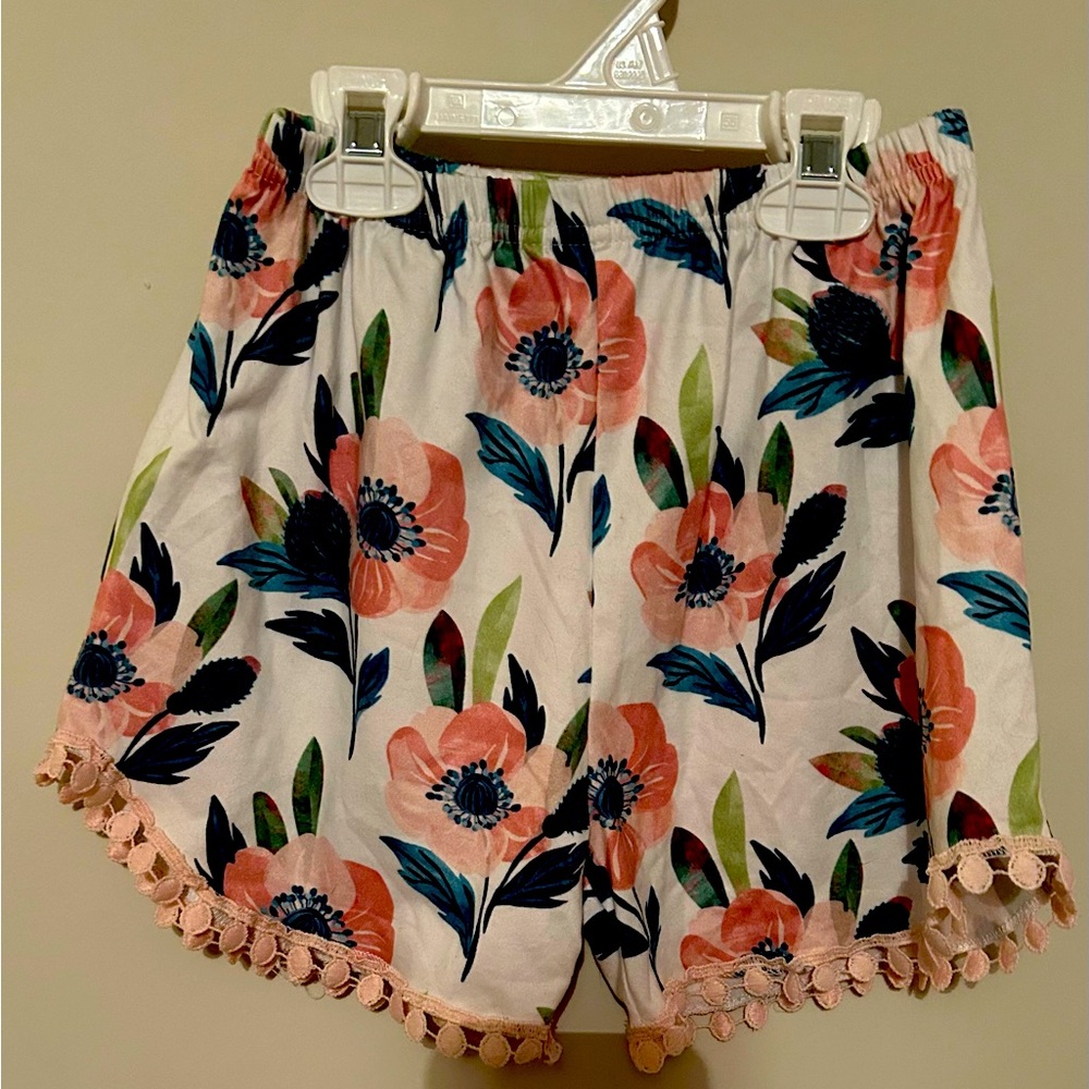 Girls Flowered Shorts - size 8. Very Good Condition.